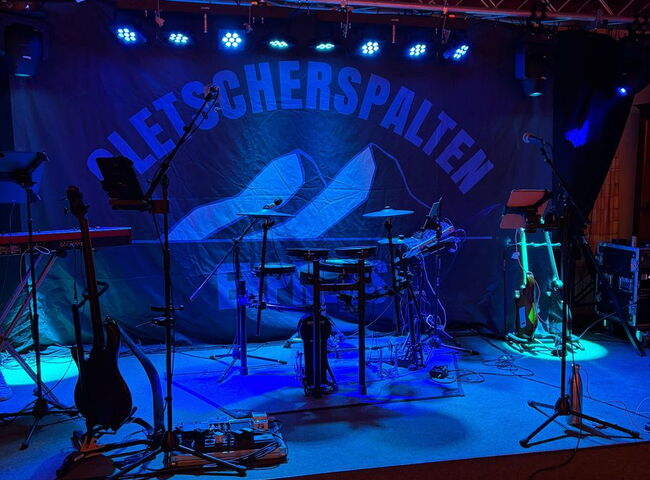 Aufgebaute Bühne des Gletscherspalten Express