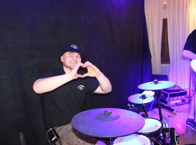 Der Schlagzeuger formt ein Herz mit den Händen