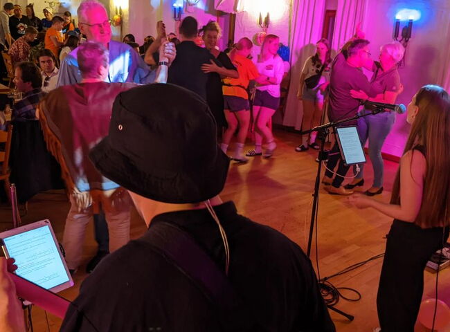 Faschingsgesellschaft beim Tanzen vor der Bühne