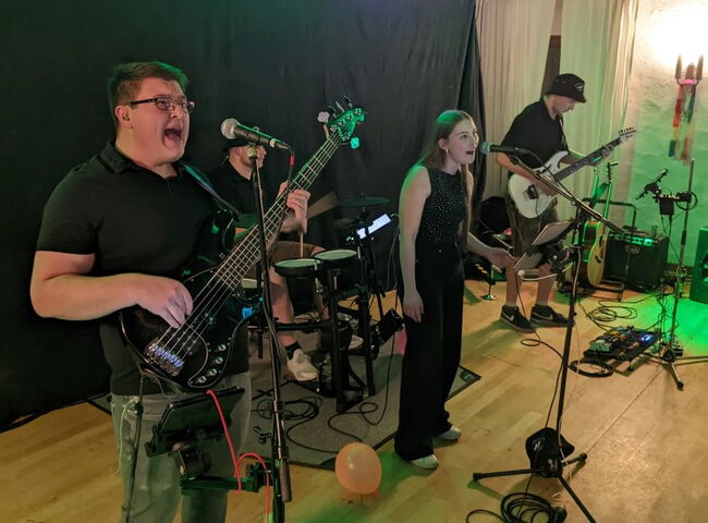 Die Band während des Auftritts auf der Bühne