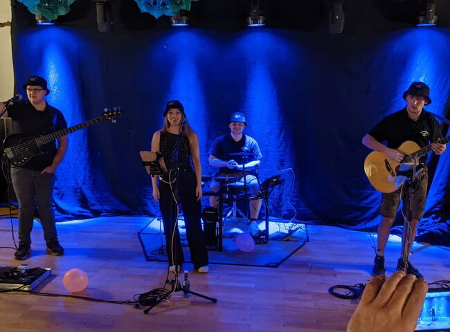 Die Band während des Auftritts auf der Bühne