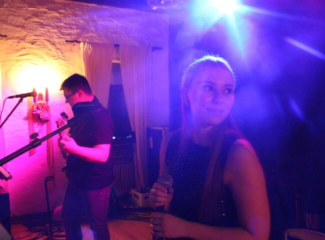 Sängerin und Bassist auf der Bühne