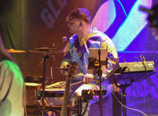 Dennis am Schlagzeug