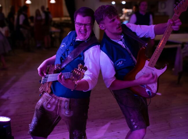 Ludwig und Nico spielen Rücken an Rücken
