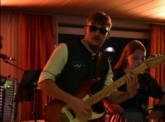 Nico mit E-Gitarre und cooler Sonnenbrille