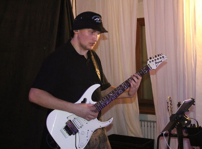 Der Gitarrist spielt auf der Gitarre