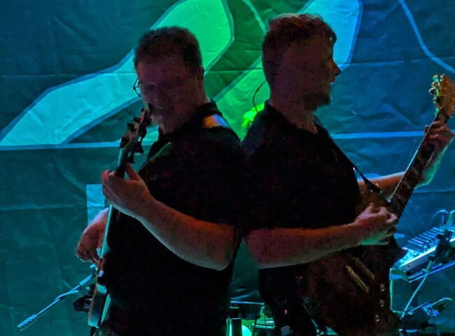 Ludwig und Nico Rücken an Rücken beim Spielen