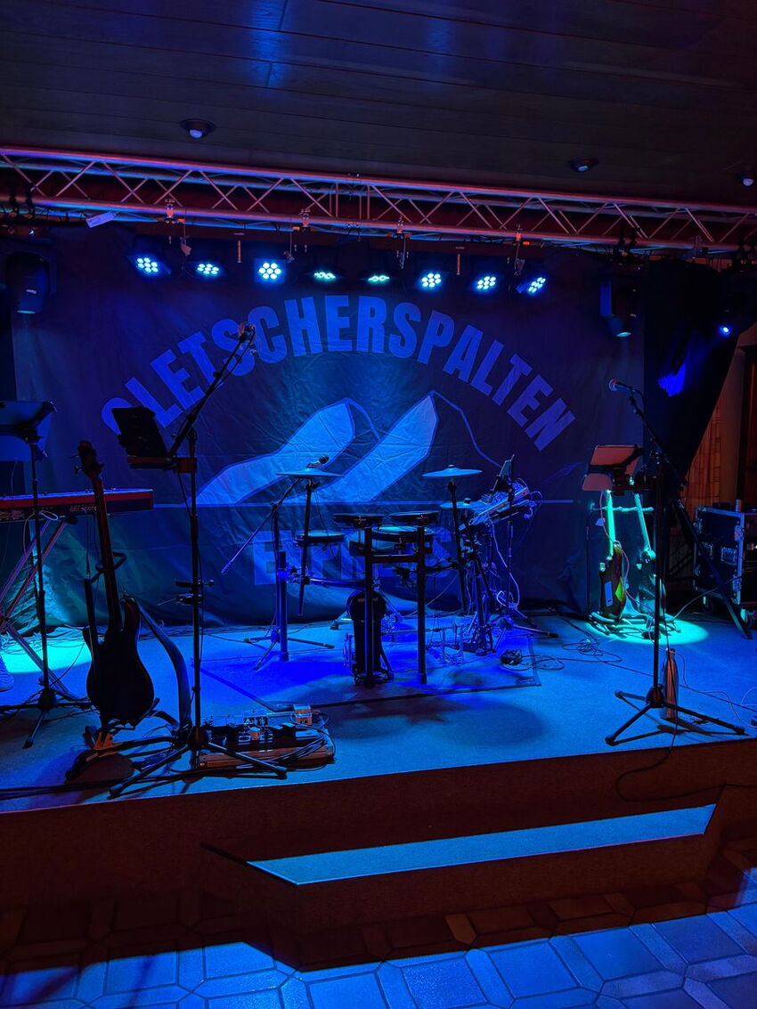 Aufgebaute Bühne des Gletscherspalten Express