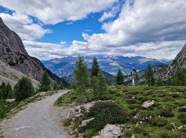 Ein Wanderweg im Gebirge