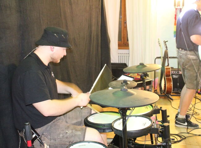 Der Schlagzeuger beim Spielen an den E-Drums