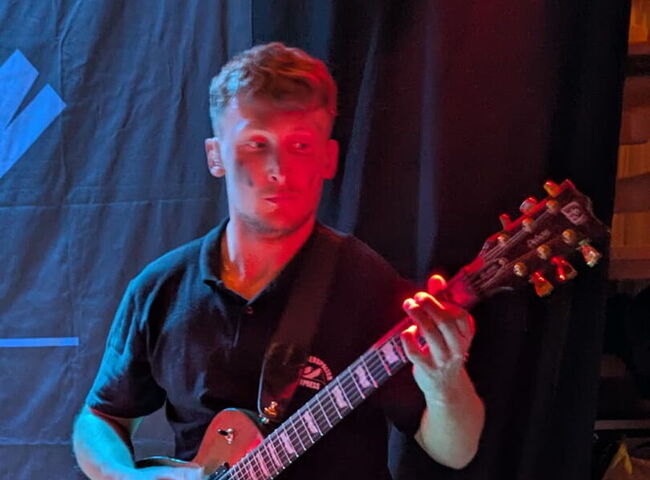 Nico Engl an der Gitarre