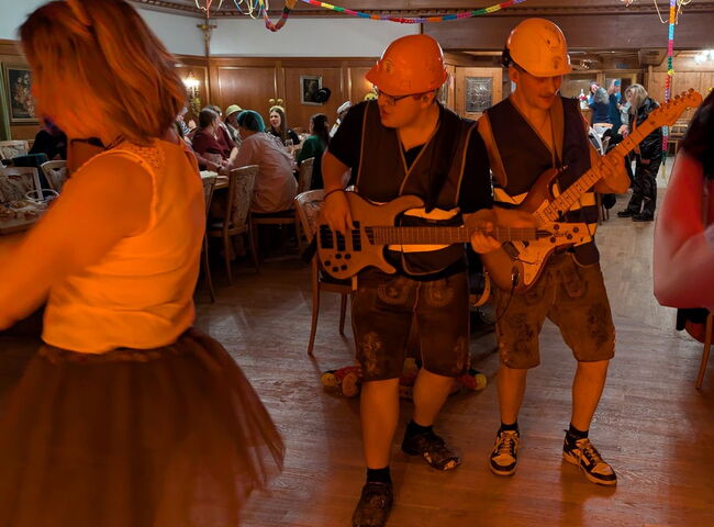 Bassist und Gitarrist der Band Gletscherspalten Express