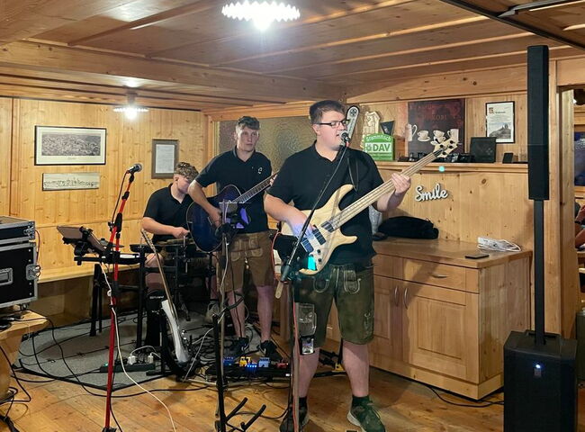 Die Band Gletscherspalten Express beim Auftritt