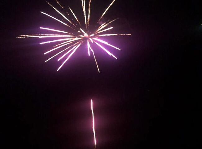 Ein lila leuchtendes Feuerwerk