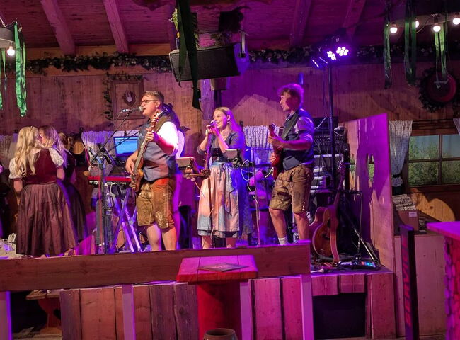 Musiker stehen auf der Bühne