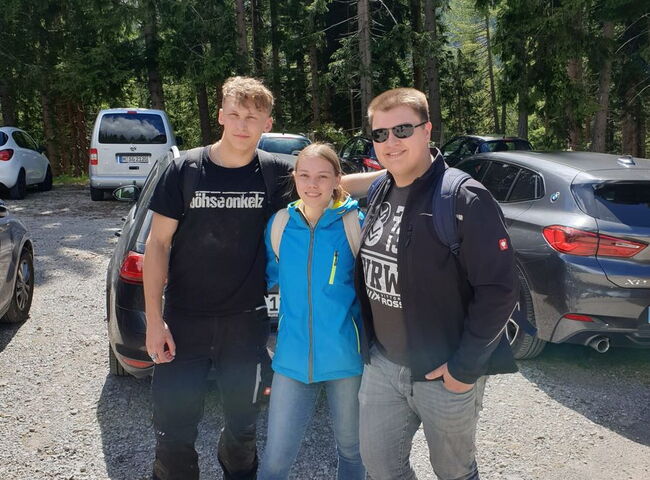 Die Musiker vom Gletscherspalten Express auf einem Parkplatz