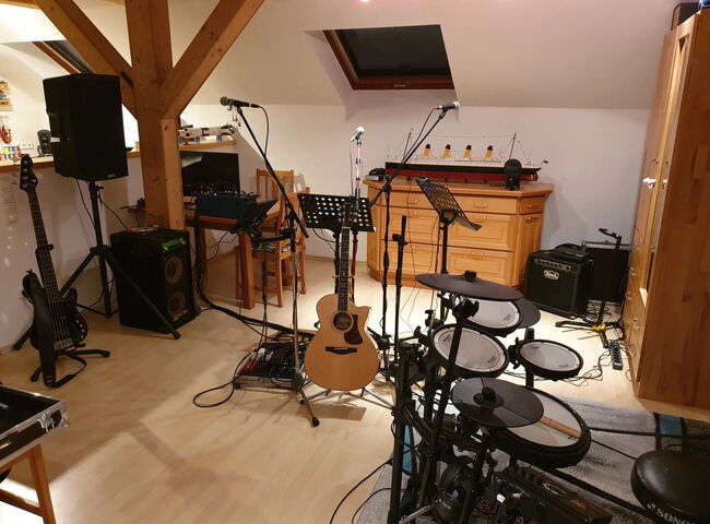 Esszimmer mit aufgebauten Musikinstrumenten