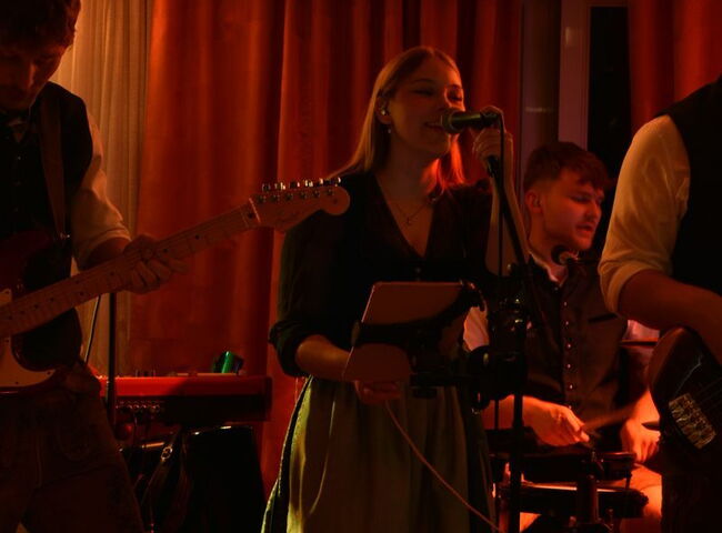 Antonia singt ins Mikrofon