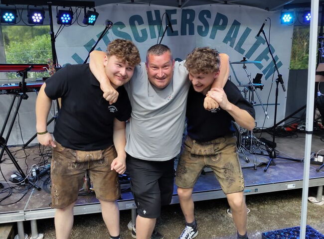 Martin Seebauer hat Dennis und Nico im Schwitzkasten