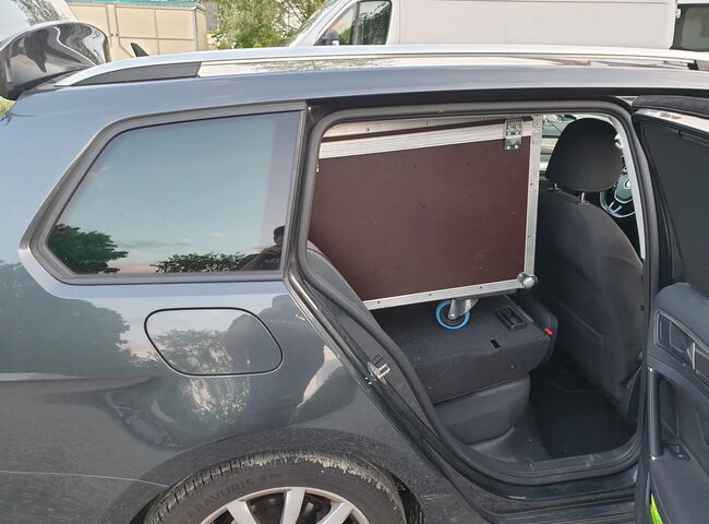 Verstaute Transportbox auf Rücksitz im Auto