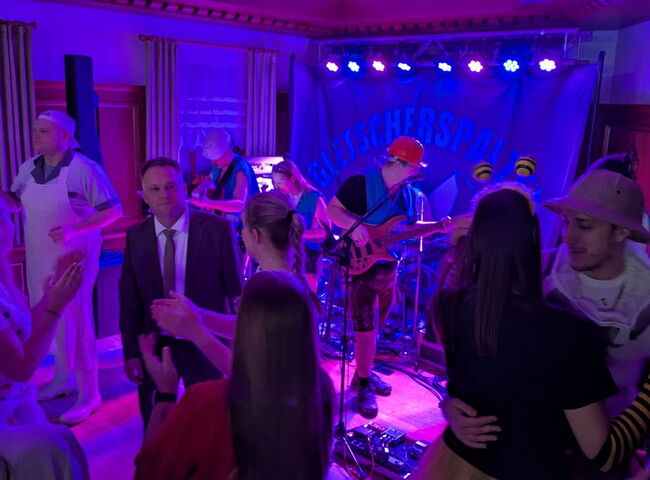 Tanzendes Publikum vor der Band Gletscherspalten Express