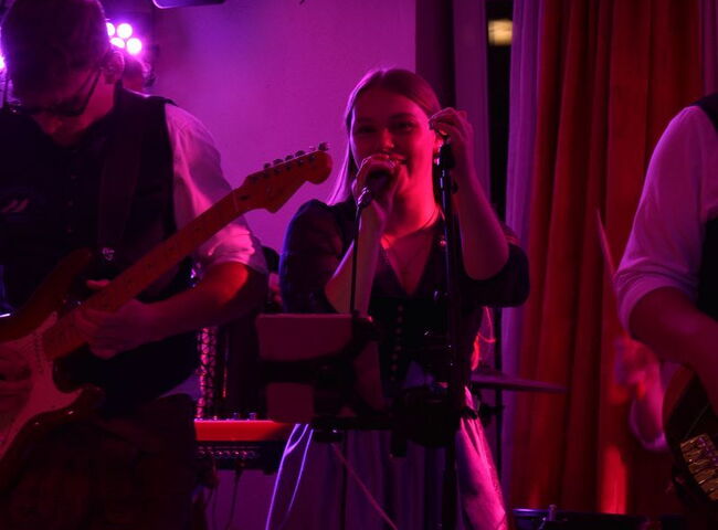 Antonia singt ins Mikrofon
