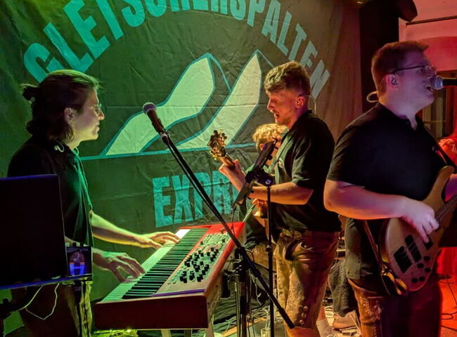 Die Band Gletscherspalten Express auf der Bühne