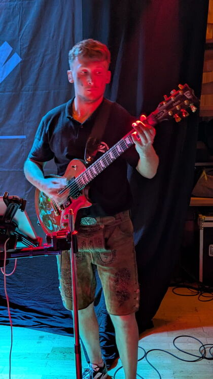 Nico Engl an der Gitarre