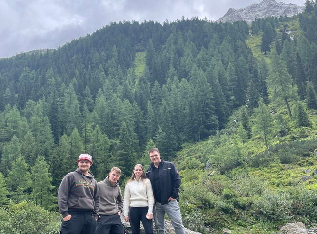 Die Musiker des Gletscherspalten Express`s vor einem Felsen