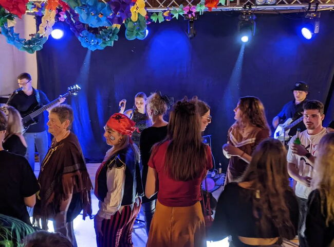 Faschingsgesellschaft beim Tanzen vor der Bühne