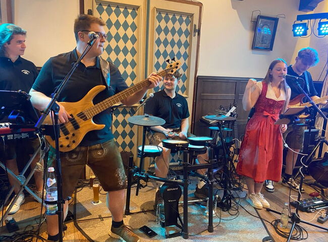 Gletscherspalten Express spielt in den Bischofshof Braustuben