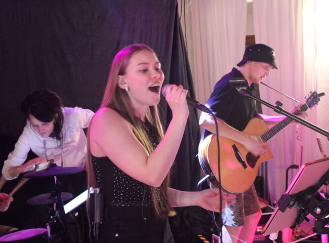 Die Sängerin singt ins Mikrofon