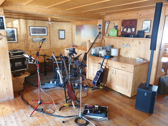 Aufgebaute Instrumente im Gastraum einer Hütte