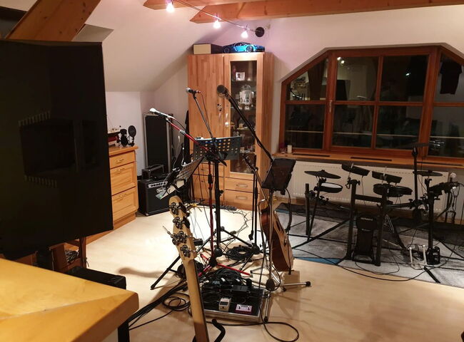 Esszimmer mit aufgebauten Musikinstrumenten