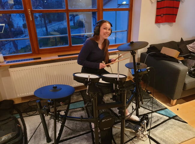 Bandmitglied spielt auf Schlagzeug