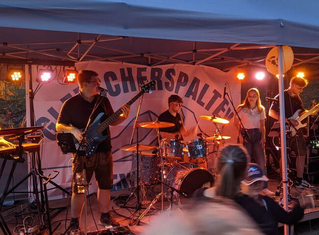 Gletscherspalten Express spielt vor Publikum auf der Bühne