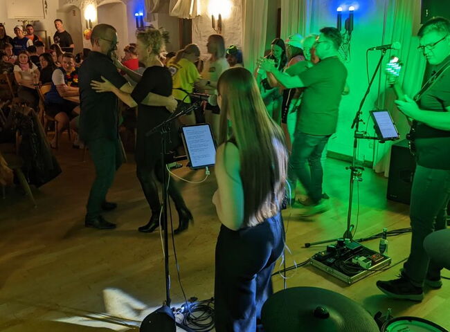 Faschingsgesellschaft beim Tanzen vor der Bühne