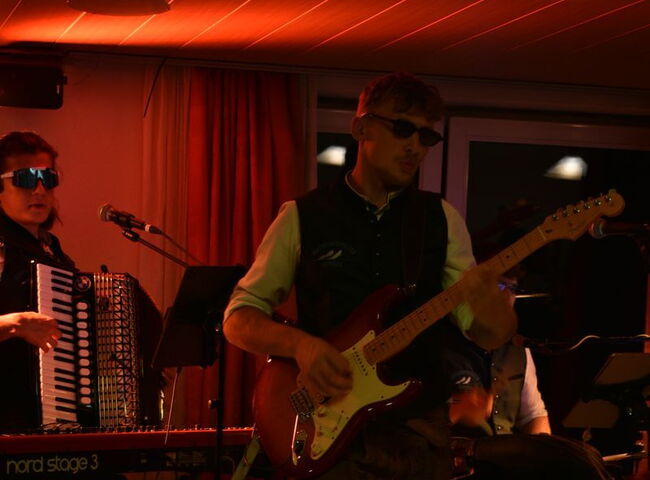 Nico spielt Gitarre auf der Bühne