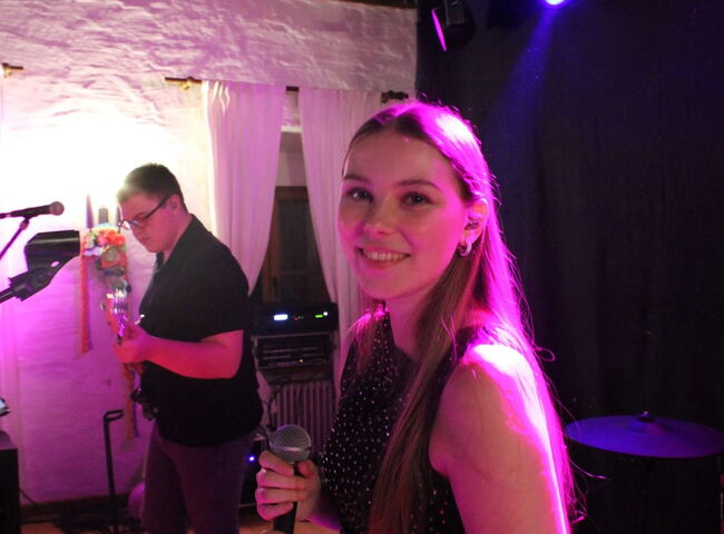 Sängerin und Bassist auf der Bühne