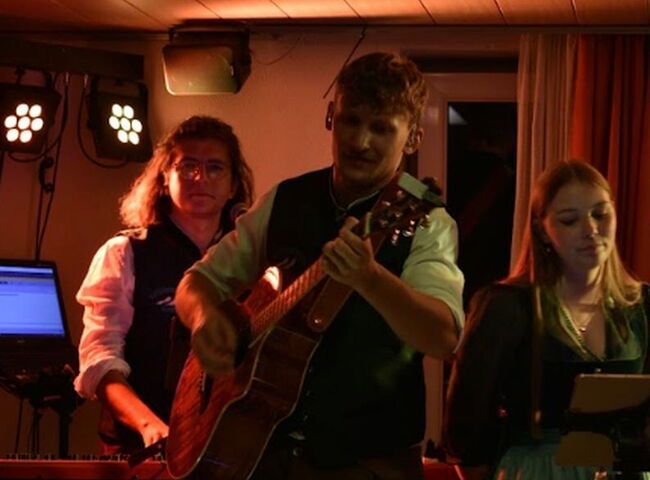 Nico spielt auf der Akustikgitarre