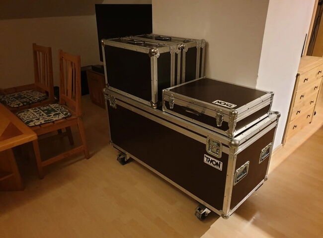 Gestapelte Transportboxen