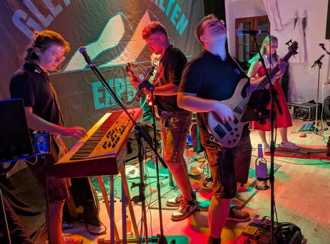 Die Band Gletscherspalten Express auf der Bühne
