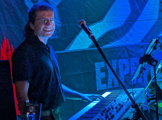 Thomas an am Keyboard, Dennis am Schlagzeug