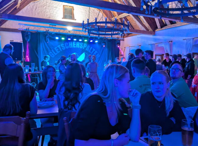 Publikum tanzt auf der Bühne