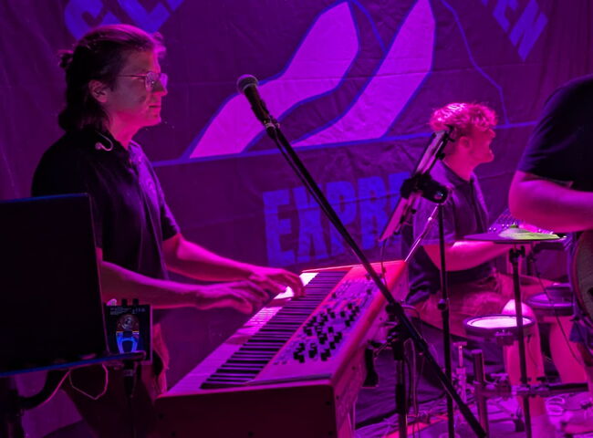 Thomas spielt am Keyboard