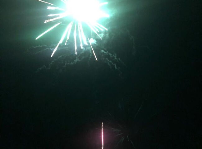 Ein grün leuchtendes Feuerwerk