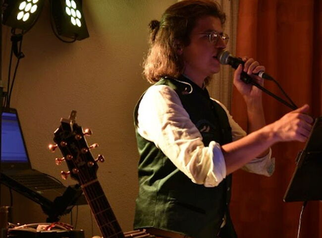 Thomas singt ins Mikrofon