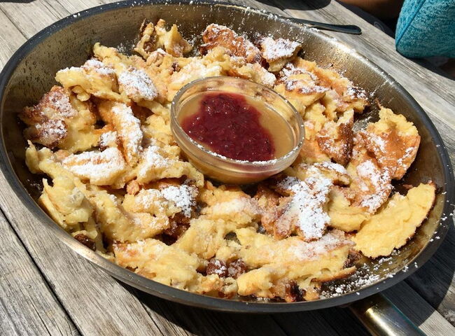 Ein Kaiserschmarrn serviert mit Kompott