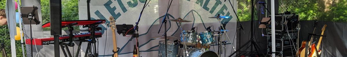 Fertig aufgebautes Equipment auf der Bühne