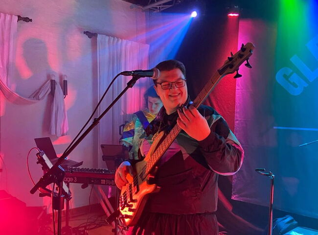 Ludwig spielt am Bass